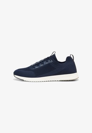 Zapatillas de punto en color marino con parte superior de malla texturizada, cierre con cordones y suela de goma blanca; cuenta con una lengüeta en el talón para facilitar el uso.