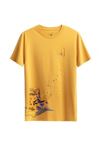 Geel T-shirt met korte mouwen met een grafisch ontwerp met blauwe en oranje elementen. Inclusief een kleine illustratie van handschoenen op de borst.