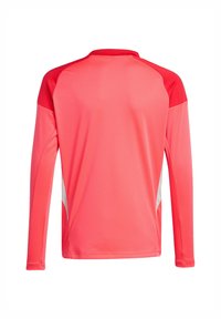 Langärmliges Sportshirt in leuchtendem Pink mit roten Akzenten. Aus leichtem, glattem Stoff gefertigt. Verfügt über einen Rundhalsausschnitt und kontrastierende Seitenteile.