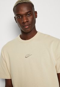 Nike Sportswear TEE - Paprasti marškinėliai - rattan