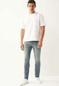 Next SUPER STRETCH COMFORT - Traperice ravnih nogavica - light blue