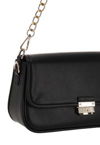 Bolso de hombro de cuero negro con forma estructurada, con una correa de cadena dorada y un detalle de cierre en tono plateado en la parte delantera.