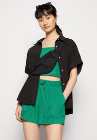 ONLY ONLTARA SHORTS/TUBE SET  - Top - pepper green