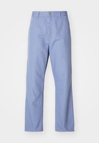 Lichtblauwe broek van katoen, met een rechte pijp, voorzakken en een enkele knoopsluiting bij de tailleband.