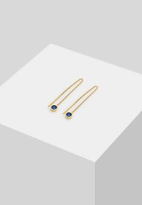Goldfarbene Ohrringe mit einem langen Kettendesign, das runde blaue Edelsteine in einem runden Fassungsrand am Ende zeigt.