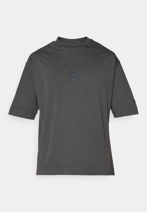 Siva kratkotrajna majica iz bombaža z diskretno izvezenim modrim logotipom bika na prsih in okroglim izrezom.