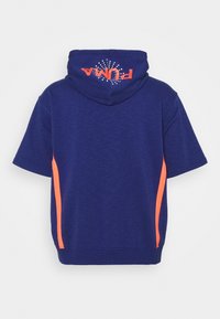 Hoodie à manches courtes bleu marine avec une bande d'accent orange sur les côtés. Comprend une capuche et un logo à l'arrière. Texture lisse.