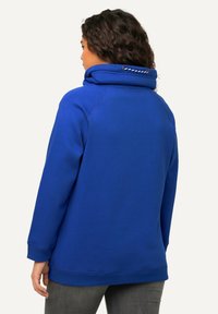 Ulla Popken MIT STEHKRAGEN RAGLANFORM LANGE ÄRMEL  - Mikina - royalblau