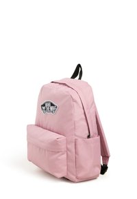 Sac à dos en tissu rose avec une poche avant, arborant un patch noir "Vans Off the Wall". Comprend des bretelles noires ajustables et une poignée sur le dessus.