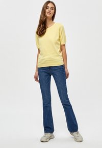 PEPPERCORN PCTANA - Pamata T-krekls - pale yellow