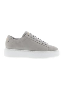 Sneaker in suede grigio con suola piatta bianca, punta rotonda e chiusura con lacci. Presenta un marchio discreto sul tallone e sulla linguetta.