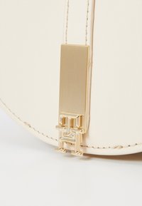 Tommy Hilfiger HERITAGE SADDLE - Cross body bag - beige