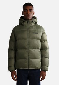 Giacca a vento imbottita verde oliva con cappuccio, caratterizzata da una chiusura a zip sul davanti, polsini elasticizzati e pannelli cuciti. Materiale leggero e resistente all'acqua.