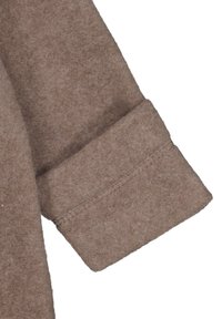 Pruunist kaltsust mansett, millel on hoolikalt õmmeldud serv ja pehme tekstuur, esile tõstetud voltimiskujundus, mis näitab selle paksust ja soojust.