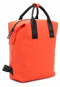 Sac à dos rectangulaire orange vif avec poignées en tissu noires, fermeture zippée en haut et une petite sangle latérale.