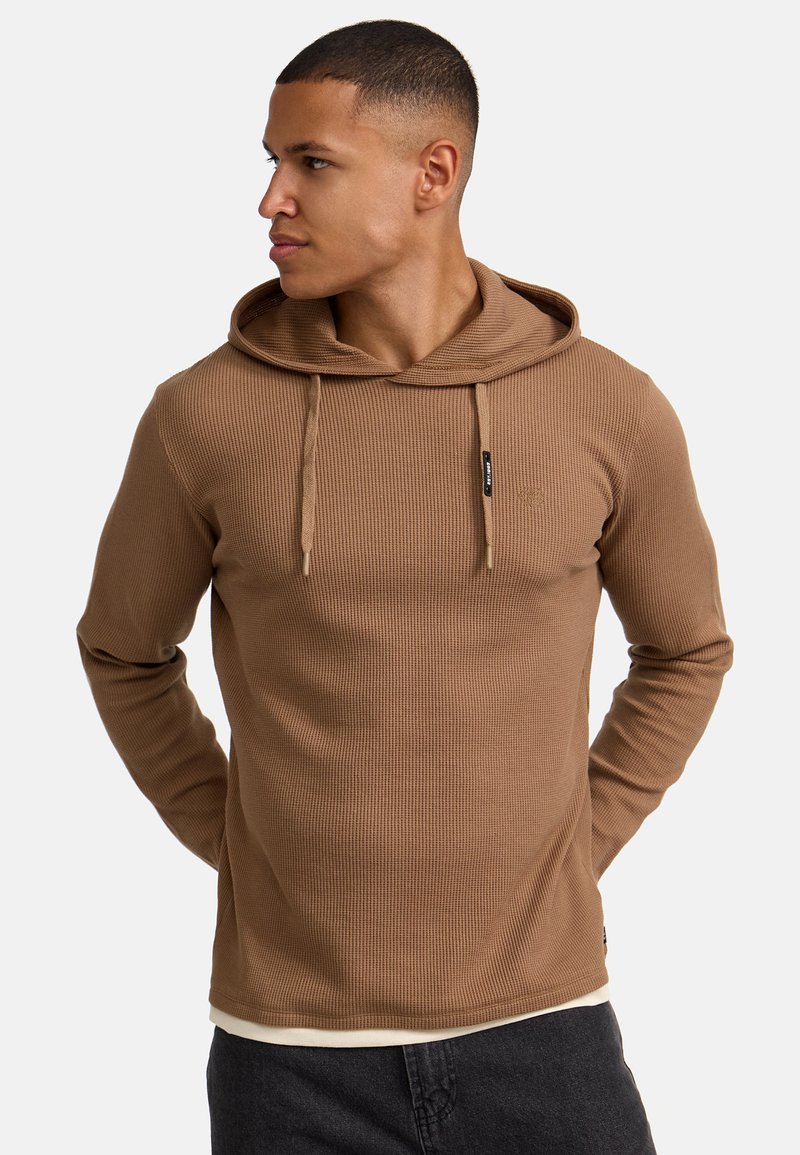 Hoodie marrone a costine con coulisse, dotato di una patch con logo e tessuto testurizzato. Vestibilità slim, maniche lunghe e look a strati all'orlo.