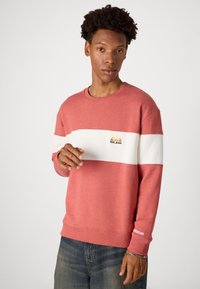 Koraļļu krāsas džemperis ar baltu horizontālu svītru, ar saules grafiku un "Pepe Jeans" logotipu; mīksts audums, ribotās piedurknes un apļa apkakle.