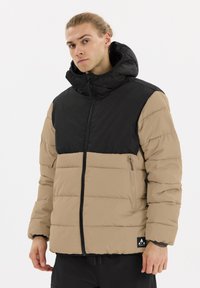 Puffjacka med en svart övre del och beige nedre del, med dragkedja, huva och sidoficka med svarta accenter.
