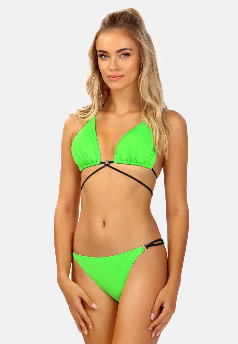 Jasnozielony bikini z trójkątnym topem z czarnymi ramiączkami oraz regulowanym wiązaniem na dole. Gładka tekstura bez wzorów.