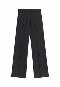 Zwarte wijde broek van gladde stof, met scherpe plooien, riemlussen en zijzakken. Geschikt voor casual tot formele gelegenheden.