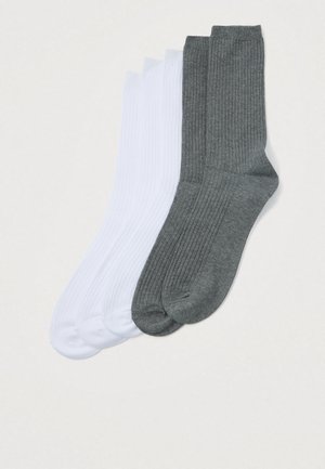 Zwei Paare gerippte Crew-Socken, eines in Weiß und eines in Grau, flach auf einem hellen Hintergrund liegend.