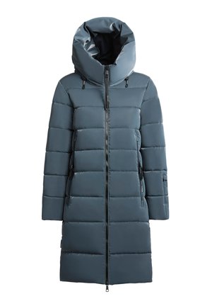 Cappotto imbottito di un blu profondo, dotato di un alto colletto, chiusura frontale con zip e tasche laterali. Texture liscia e lucida con ampie cuciture orizzontali.