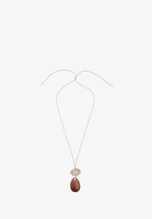 Brun tårformad hänge på en tunn silverkedja, med en rund, mönstrad accentbit ovanför hängen. Slät textur, minimalistisk design.