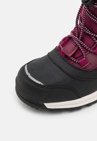 Waterdichte zwarte sneeuwlaars met een gestructureerde bovenkant van stof, maroon accenten, reflecterende details en een rubberen zool voor grip.