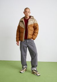 Nike Sportswear PRIMALOFT - Casaco de inverno - khaki/light british tan/sail