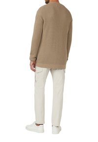 Brauner gerippter Pullover mit lockerer Passform, kombiniert mit weißen Cargo-Hosen und weißen Sneakers. Der Stoff hat ein strukturiertes Finish.