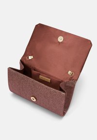 Pochette bordeaux testurizzata con chiusura a scatto magnetica, tasca interna e dettagli in metallo color oro. Fodera interna in satin liscia.