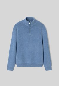 Pull tricoté bleu clair avec un col montant et une fermeture éclair à mi-longueur. Caractéristiques : poignets et ourlet côtelés, mettant en avant une texture douce et une coupe décontractée.