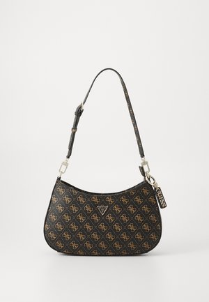 Czarna torba na ramię z wzorzystej skóry, o zaokrąglonym kształcie, z złotymi akcentami z logo, znakiem rozpoznawczym oraz regulowanym paskiem.