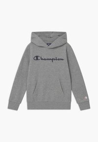 Felpa grigia realizzata in tessuto misto cotone. Presenta una grande tasca frontale, cappuccio con cordini e il logo "Champion" in blu scuro sulla parte anteriore.