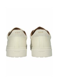 Sneakers bianchi in pelle con dettagli in camoscio marrone, caratterizzati da un design a profilo basso e testo del logo sul tallone e sulla linguetta. Suola in gomma.