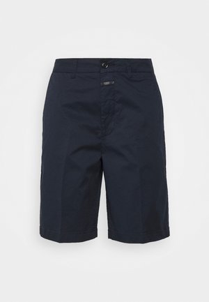 Marineblå knælange shorts med knap- og lynlås-lukning, bæltestropper og et lille mærke nær linningen.