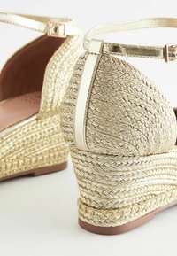 Next FOREVER COMFORT CLOSED TOE -REGULAR FIT - Kiilakorkoavokkaat - gold