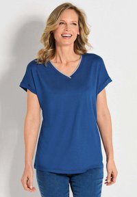 Blaues V-Ausschnitt-T-Shirt mit kurzen umgeschlagenen Ärmeln und einem kontrastierenden grauen Saum am Halsauschnitt, aus glattem Stoff gefertigt.