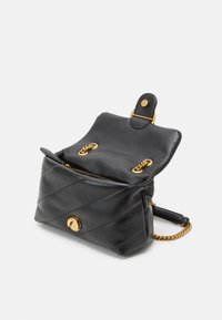 Sac à main en cuir noir avec un design matelassé, quincaillerie dorée, fermeture à rabat, bandoulière en chaîne et une poche zippée intérieure.