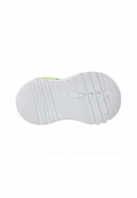 Suela de zapatilla de goma blanca con estrías horizontales y una ligera curva. Acentuada con detalles en verde neón y azul cerca del talón.