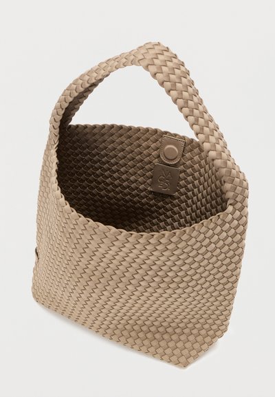 Πλεκτή μπεζ τσάντα με δομημένο σχήμα, με πλεγμένη λαβή και υφασμένη επιφάνεια. Διαθέτει κούμπωμα με τρουκ και επώνυμη λεπτομέρεια.