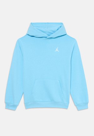 Sweat à capuche bleu clair avec manches longues, poche kangourou à l'avant, et petit logo blanc Jumpman sur la poitrine gauche.