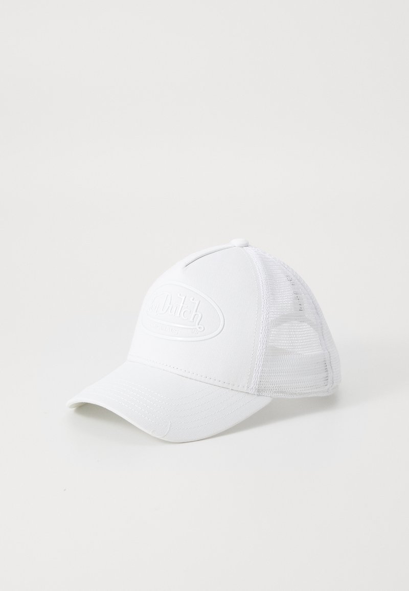 Fehér baseball sapka szilárd elülső panellel és hálós hátsó résszel. Kiemelkedő logó található az elején, ívelt napellenzővel és állítható pánttal.