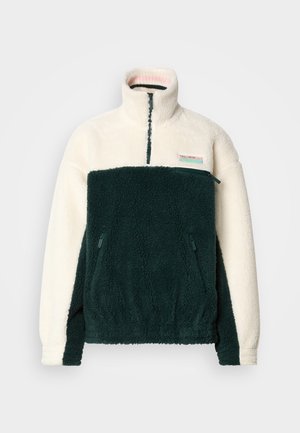 Sweatshirt de fleece com gola de meia-zíper, nas cores creme e verde escuro, com dois bolsos laterais com zíper e tecido texturizado.