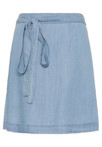 Svetlo modra denim srajca s vezavo na pasu, ki ima rahlo razširjen silhuet in gladko, mehko teksturo.