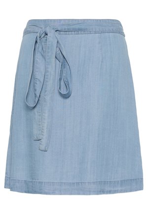 Jasnoniebieska spódnica z denimu w kształcie owijanym z wiązaniem w pasie, charakteryzująca się lekko rozkloszowanym krojem i gładką, miękką fakturą.