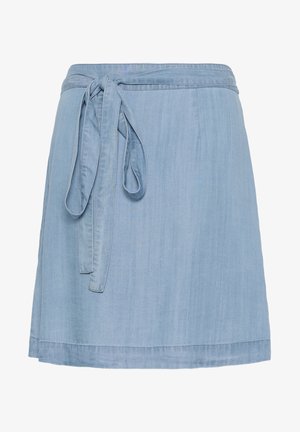 Jasnoniebieska spódnica z denimu w kształcie owijanym z wiązaniem w pasie, charakteryzująca się lekko rozkloszowanym krojem i gładką, miękką fakturą.