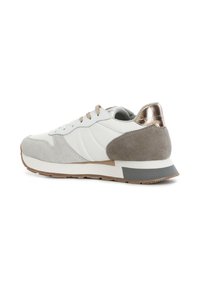Sneaker bianco e grigio realizzato in materiali scamosciati e in pelle, con un accento metallico sul tallone, chiusura con lacci e suola testurizzata.
