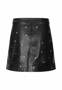 Sorte læder mini nederdel med en tekstureret overflade, prydet med sølvfarvede nitter arrangeret i et spredt mønster over stoffet.
