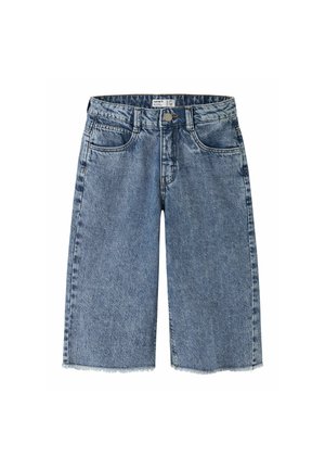Pantalones cortos de mezclilla azul hasta la rodilla con cinco bolsillos, cierre de botón, trabillas para cinturón y bordes sin rematar.